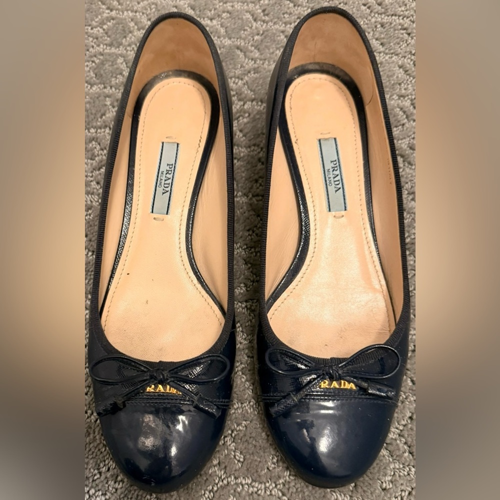 Prada Womens Vintage Vara Bow Blue Patent Leather Pumps W/Gold Prada Logo Sz 7.5